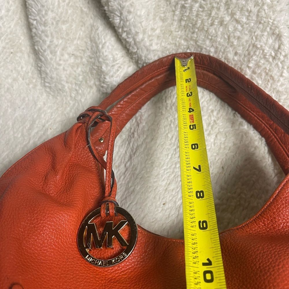 Michael Kors Leather Orange Austin Large shoulder Bag gold tone hardwares. - Picture 9 of 16